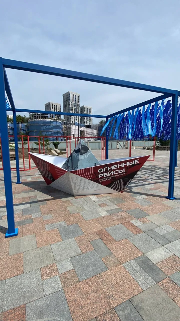 Установка кораблика на выставке